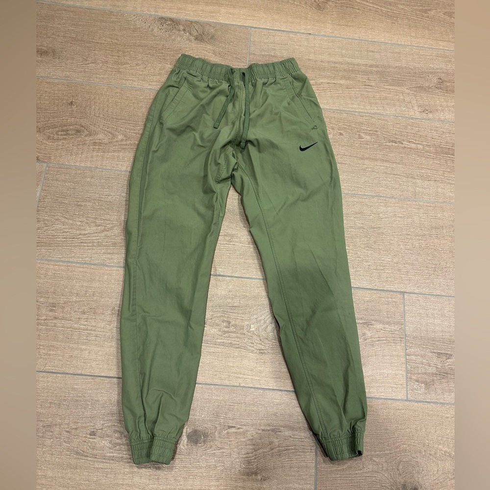 Nike Sportswear Woven Joggers / Essential Woven Pants